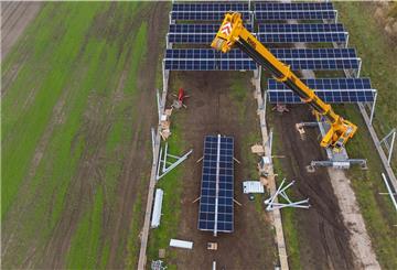 Unter sogenannten Agri-Photovoltaik-Anlagen, die aufgeständert werden, lässt sich weiter Landwirtschaft betreiben. Ob das ein Modell für Landwirte aus dem Kreisgebiet ist, muss sich zeigen.