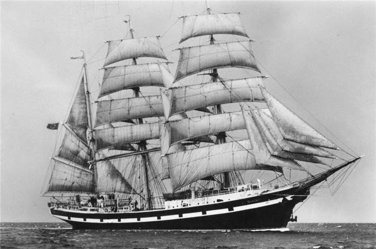 Unter vollen Segeln: Diese historische Aufnahme zeigt die „Seute Deern“, als sie nach ihrem Umbau ab Mitte 1939 bis Ende des Zweiten Weltkriegs vom Hamburger Reeder John Theodor Essberger in der Ostsee als frachtfahrendes Ausbildungsschiff eingesetzt wurde.