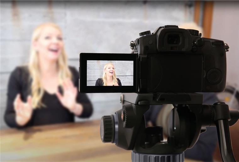 "Michis Immowelt": Der neue YouTube-Kanal für Immobilien Michaela Temme vor der Kamera