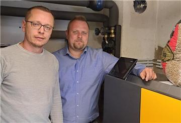 Unternehmer Johann Grossmann (l.) und Julian Hünken verbauen neben Wärmepumpen unter anderem auch Pelletheizungen. 