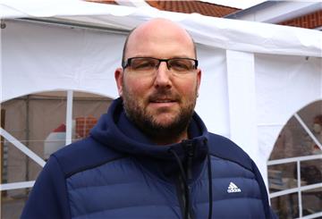 Unternehmer Stefan Franz beim Aufbau des neuen Testzentrums in Tossens.