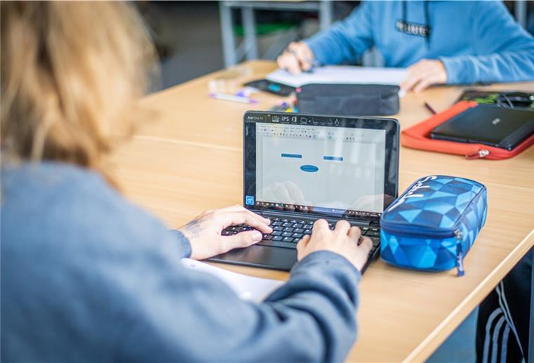 GEW: In Bremerhaven fehlen 130 Lehrer Eine Schülerin arbeitet am Tablet.