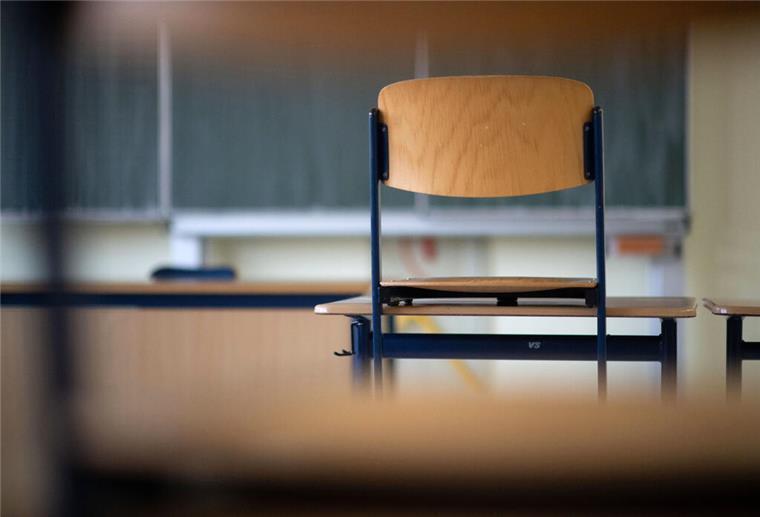 „Desaströse Bildungspolitik“: CDU fordert Wechsel an Spitze des Bildungsressorts Ein Stuhl steht in einem Klassenzimmer auf dem Tisch.