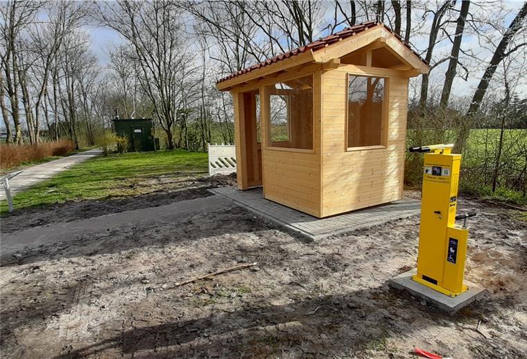 Nordenham: Sanierung des Bahndamms verzögert sich Unterstellhäuschen und Reparaturstation sind schon aufgestellt worden.