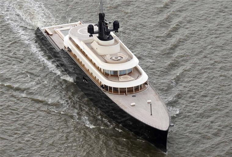 118-Meter-Designeryacht stößt von Bremerhaven in See Die "Celerius" fährt durch die Wesermündung