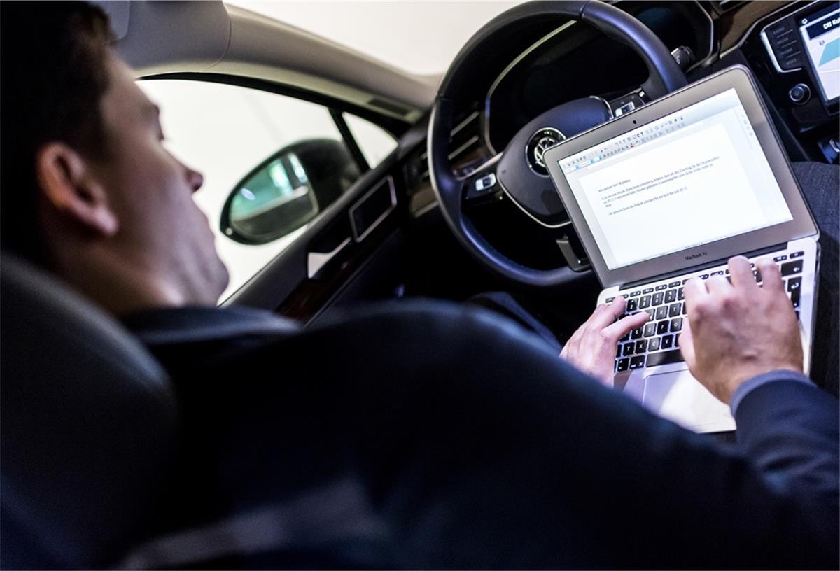 Unterwegs einen Text tippen und ins Büro schicken? Mit der richtigen Ausstattung funktioniert mobiles Arbeiten in Corona-Zeiten auch im Auto. 