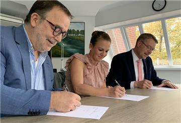 Unterzeichnung der Richtlinie für den Familienbeirat der Stadt Zeven mit Melanie Cloppenburg, 1. Vorsitzende des Familenbeirates, Bürgermeister Michael Solty (links) und Stadtdirektor Henning Fricke.
