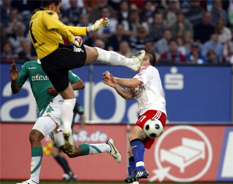 Das Nordderby zwischen Werder und HSV: Die legendärsten Partien Unvergessen: Mit diesem Brutalo-Foul im Nordderby gegen Ivica Olic hat sich Tim Wiese schon 2008 für seine spätere Karriere als Wrestler beworben.