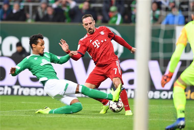 Werder Bremen: Gebre Selassie bleibt länger Unverzichtbar bei Werder Bremen: Theodor Gebre Selassie (links) - hier im Zweikampf mit Bayerns Franck Ribery.