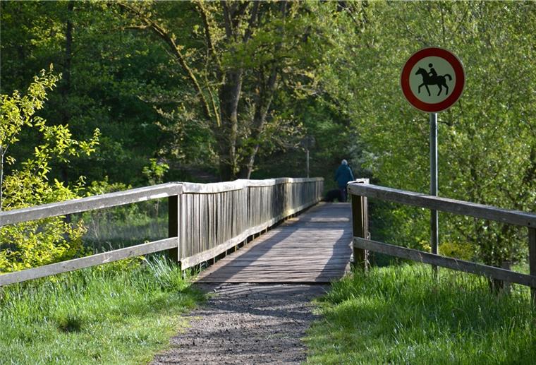 Unweit der Heidjer-Brücke in Offensen finden regelmäßig die Veranstaltungen der Erzähldiele statt. In Zeiten der Corona-Panemie hat sich das auf Youtube verlagert.