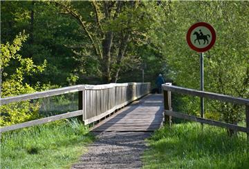 Unweit der Heidjer-Brücke in Offensen finden regelmäßig die Veranstaltungen der Erzähldiele statt. In Zeiten der Corona-Panemie hat sich das auf Youtube verlagert.