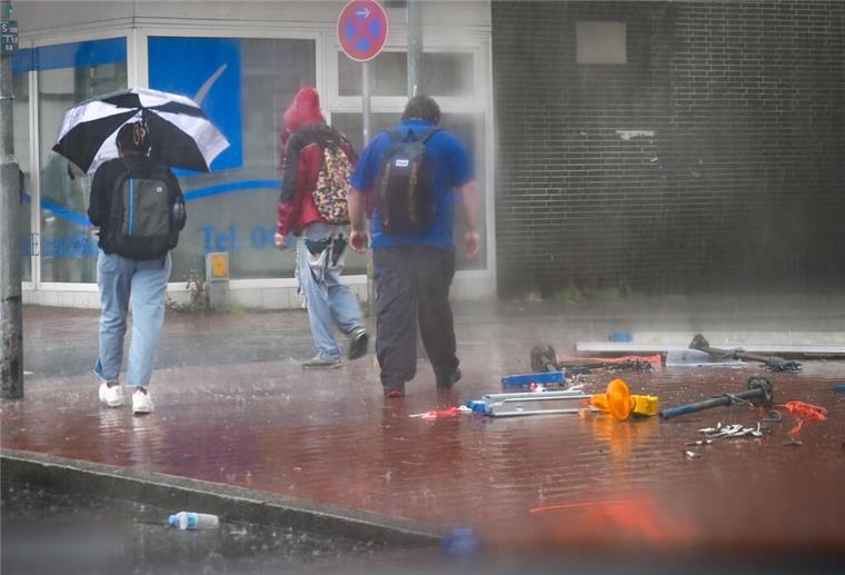 Da kam ganz schön was runter: Die stärksten Bilder vom Unwetter in Bremerhaven Unwetter in Bremerhaven: für Gerüstbauer ein schweres Los.