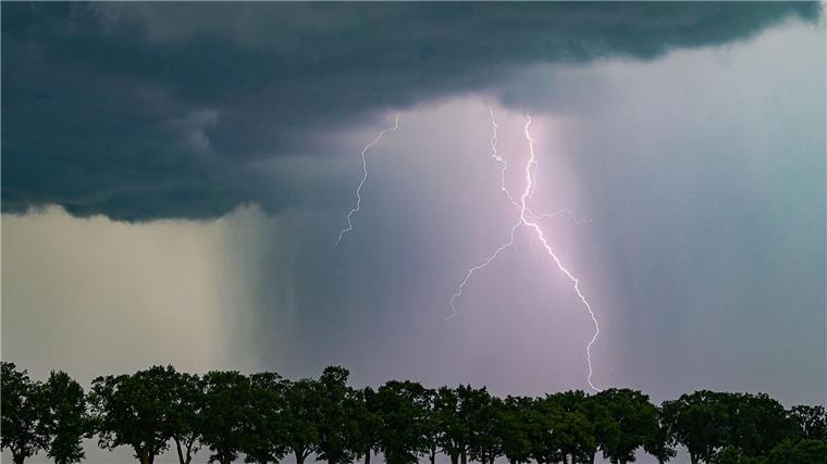 Jugendliche stirbt nach Blitzeinschlag in Delmenhorst Unwetter toben über Teilen Niedersachsens, ein Blitzschlag trifft eine Famile - zwei Kinder werden lebensgefährlich verletzt. (Symbolbild)