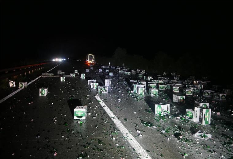Unfall auf A1: Hunderte Bierflaschen auf Straße verteilt Verkehrsunfall - Ladung auf der Fahrbahn verteilt (2)
