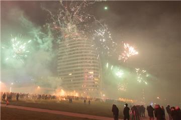 Unzählige Menschen haben am Deich in Bremerhaven ins neue Jahr gefeiert.