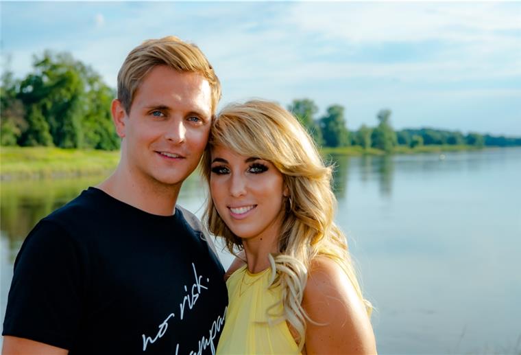 Cuxhavener beim RTL „Sommerhaus der Stars“ dabei Unzertrennlich: Seit 2017 ist der gebürtige Cuxhavener Tim Sandt mit Schlager-Sängerin Annemarie Eilfeld liiert. Der 29-Jährige fungiert auch als Manager der Künstlerin.