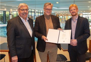 Oberbürgermeister Melf Grantz, Robert Haase (Geschäftsführer der Bädergesellschaft Bremerhaven) und Piet de Boer (Vertreter der Handelskammer Bremen)