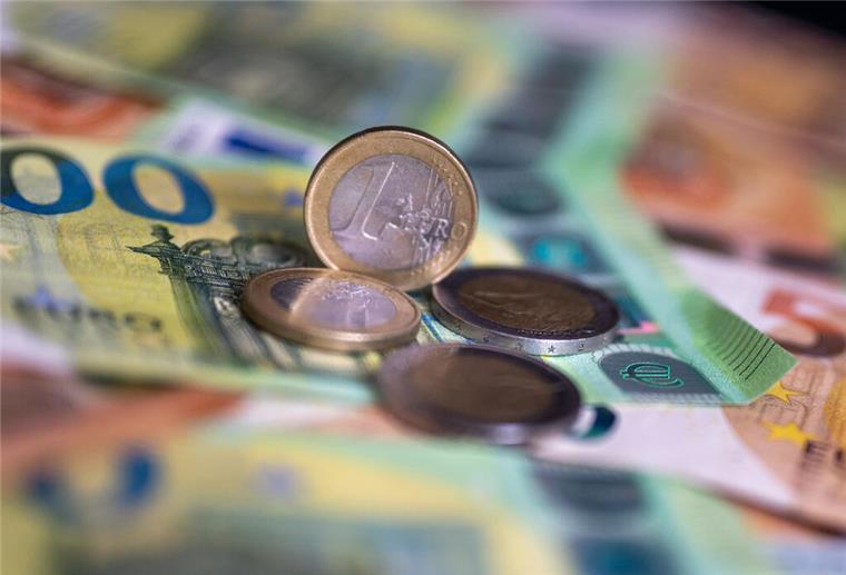 Zuschuss für den Urlaub! So können sich Familien 30 Euro pro Tag sichern Eine 1-Euro-Münze steht auf einem 100-Euro-Schein. Urlaub mit der Familie ist toll. Besonders, wenn es einen attraktiven Zuschuss pro Tag gibt. So geht’s.