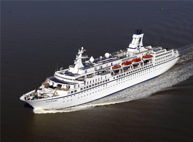 Bremerhaven: Diese Kreuzfahrt mit der "Astor" startet im Bus Urlaub mit Hindernissen: Nach einem Unfall in Frankreich gestaltete sich der Passagierwechsel der "Astor"schwierig.