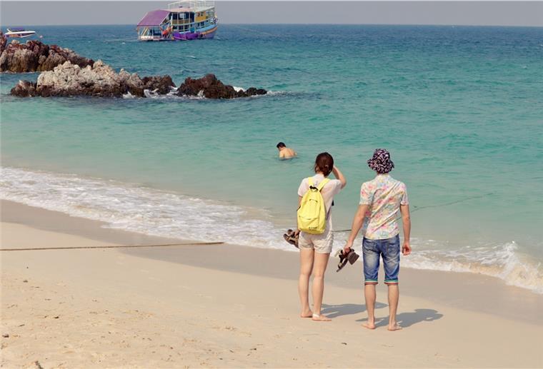 Urlauber an den Stränden von Koh Lan Island in Pattaya.