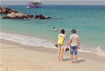 Urlauber an den Stränden von Koh Lan Island in Pattaya.