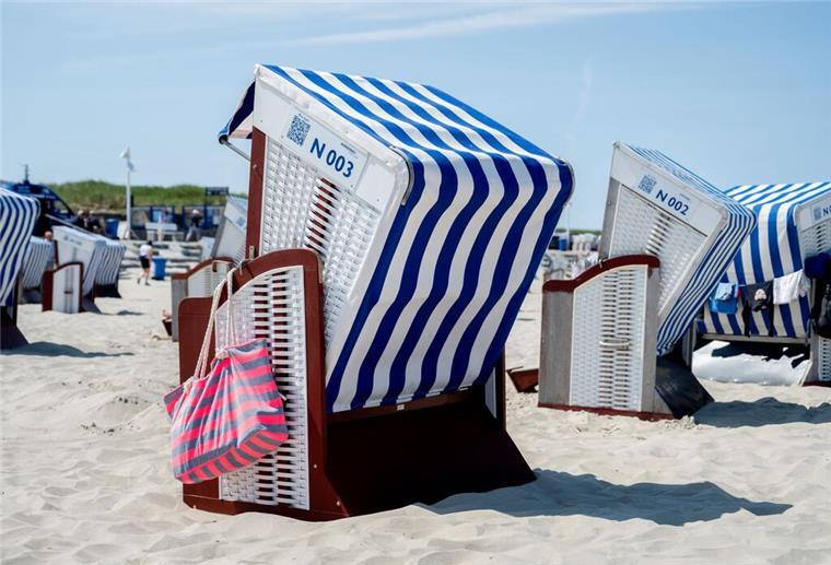 Eine Strandtasche hängt bei sonnigem Wetter an einem Strandkorb am Nordstrand der Insel. (zu dpa: «Eine Woche Urlaub für Millionen Menschen unbezahlbar»)