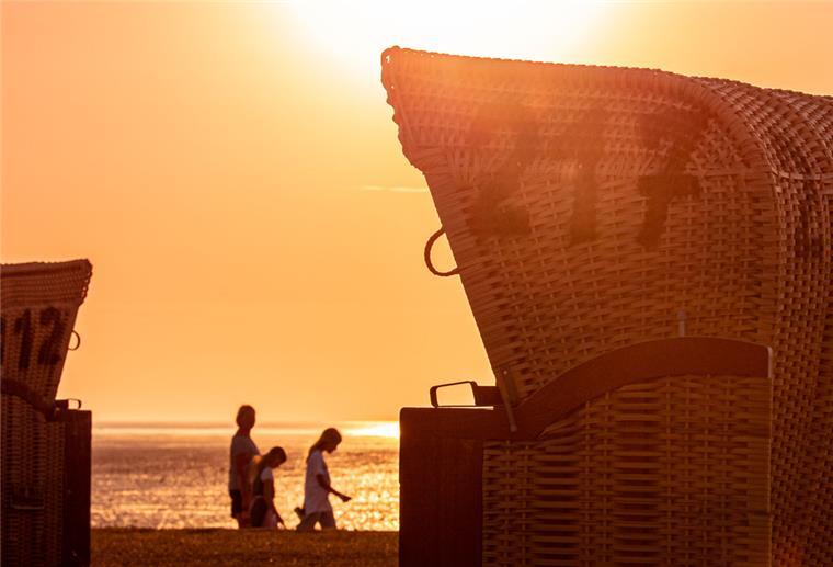 Wurster Nordseeküste: Touristiker hoffen Top-Saison Urlauber genießen den Sonnenuntergang an der Wurster Küste