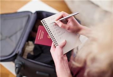 Urlauber haben mit einer gut gefüllten Notfallmappe im Ernstfall alles griffbereit.