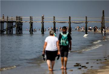 ARCHIV - 27.06.2024, Schleswig-Holstein, St. Peter-Ording: Die Sonne scheint auf den von Touristen besuchten Strand von St. Peter-Ording. (zu dpa: «Kurtaxe: Ein Küstenort bald teurer als Sylt») Foto: Axel Heimken/dpa +++ dpa-Bildfunk +++