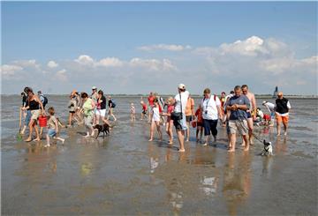 Urlauber unternehmen eine Wattwanderung - an der Wurster Nordseeküste soll das bald wieder möglich sein.