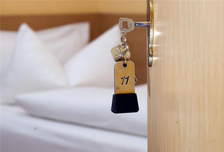 ARAG-Rechtstipps: Was Urlauber bei Mängeln wirklich einfordern können Entschädigung bei falschem Zimmer, Verspätung oder weitem Strand