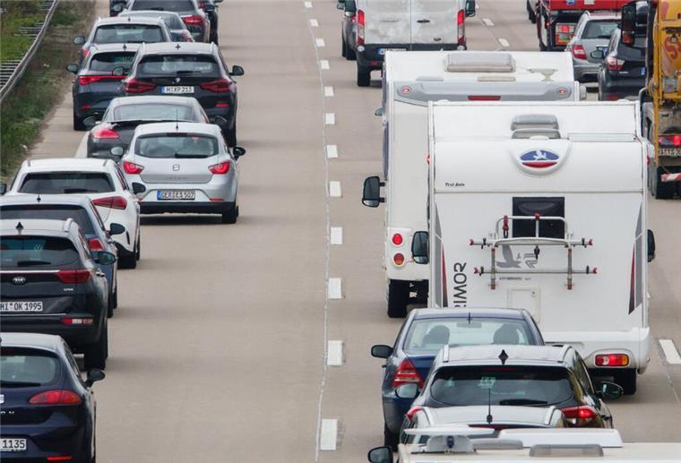 Autos und Wohnmobile auf einer Autobahn im Stau.