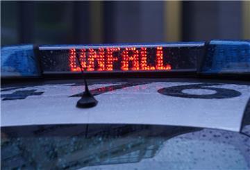 Der Schriftzug "Unfall" ist neben dem Blaulicht auf dem Dach eines Polizeiautos zu lesen. 