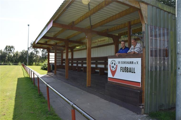 Ursprünglich sollte die Tribüne verkauft werden, nun bleibt sie erhalten. Der erste und zweite Vorsitzende des Fußballklubs Schwarz-Rot Esenshamm, Siegfried Adamietz (rechts) beziehungsweise Ralf Schulze, haben jetzt den letzten Schritt in Richtung Vereinsauflösung getan.