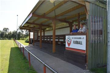 Ursprünglich sollte die Tribüne verkauft werden, nun bleibt sie erhalten. Der erste und zweite Vorsitzende des Fußballklubs Schwarz-Rot Esenshamm, Siegfried Adamietz (rechts) beziehungsweise Ralf Schulze, haben jetzt den letzten Schritt in Richtung Vereinsauflösung getan.