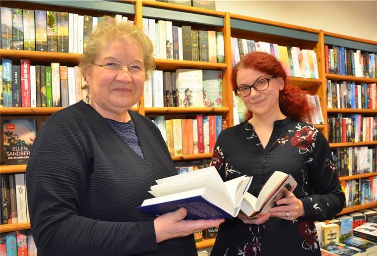 Cuxland: Neue Inhaberin bei der Buchhandlung Beek Ursula Beek gibt ihren Buchladen an ihre Mitarbeiterin Kim Marie Haag ab.