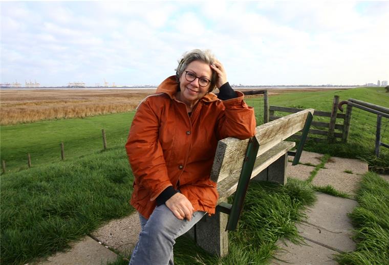 Die Kunst findet immer einen Weg Ursula Peschke-Maßmann auf dem Deich bei Volkers: Die Weite und die Farben inspirieren die Künstlerin.