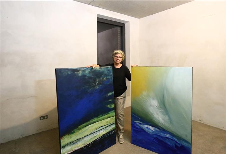 Die Kunst findet immer einen Weg Ursula Peschke-Maßmann mit zwei Bildern im neuen Müllerhaus in Burhave. Noch sind die Wände roh und bilden einen Kontrast zu den Kunstwerken.