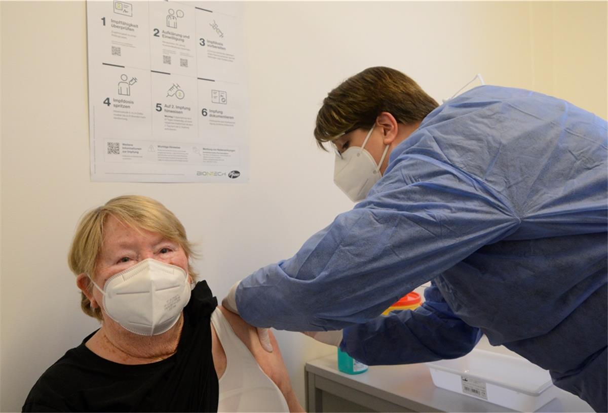 Ursula Rulfs (links) gehört zu den Ersten, die am Donnerstag geimpft worden sind. Unser Bild zeigt sie mit der stellvertretenden Pflegedienstleiterin der Johanniter-Tagespflege Nordenham, Melanie Willms.