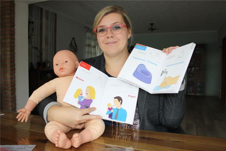 Bad Bederkesa: Hier lernen Babys Zeichensprache Ursula Uhlig arbeitet mit den Lehrbüchern von Eva Möller, die das Konzept der Baby-Handzeichen entwickelt hat.