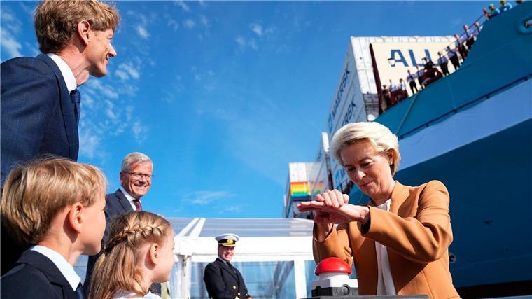 Grüne Revolution? Von der Leyen tauft Methanol-Schiff Ursula von der Leyen (r-l), Präsidentin der Europäischen Kommission.