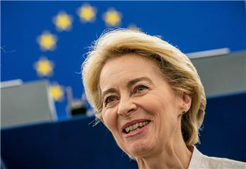 Ursula von der Leyen steht nach ihrer Bewerbungsrede vor den Abgeordneten des Europaparlaments im Plenarsaal.