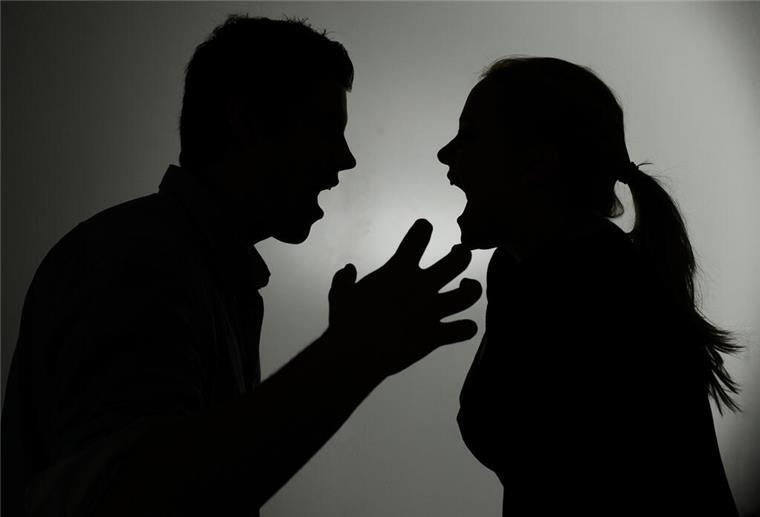 Frau verweigert Sex und kriegt Schuld an Scheidung - Doch Urteil sorgt für Klarheit Ein als Silhouette abgebildeter Mann und eine Frau schreien sich gegenseitig an.