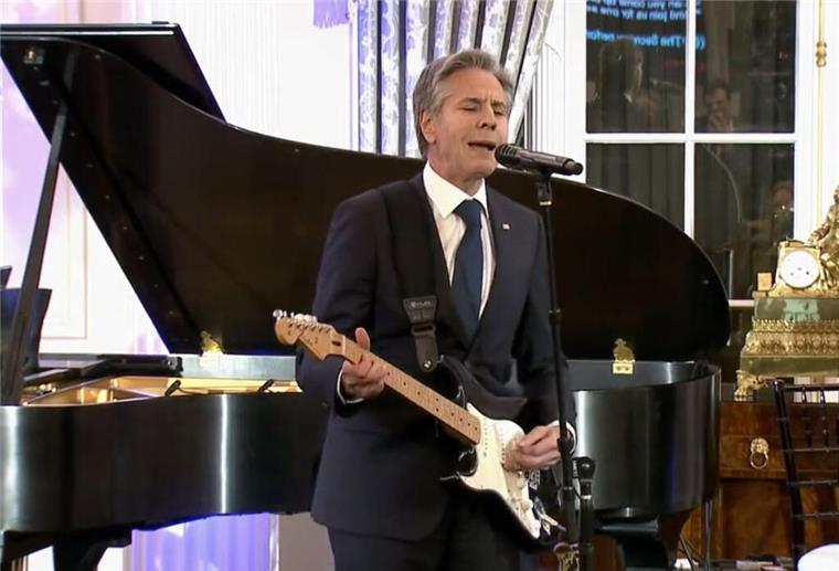 US-Außenminister überrascht mit Auftritt an der E-Gitarre US-Außenminister Antony Blinken sorgt mit einem überraschenden Bühnenauftritt für Erstaunen.
