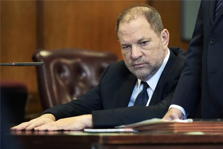 Harvey Weinstein soll mit Sex mit Jennifer Lawrence geprahlt haben US-Filmproduzent Harvey Weinstein sitzt in einem Gerichtssaal.