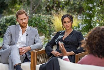 US-Moderatorin Oprah Winfrey (r) spricht bei einem Interview mit Prinz Harry von Großbritannien und seiner Ehefrau Herzogin Meghan