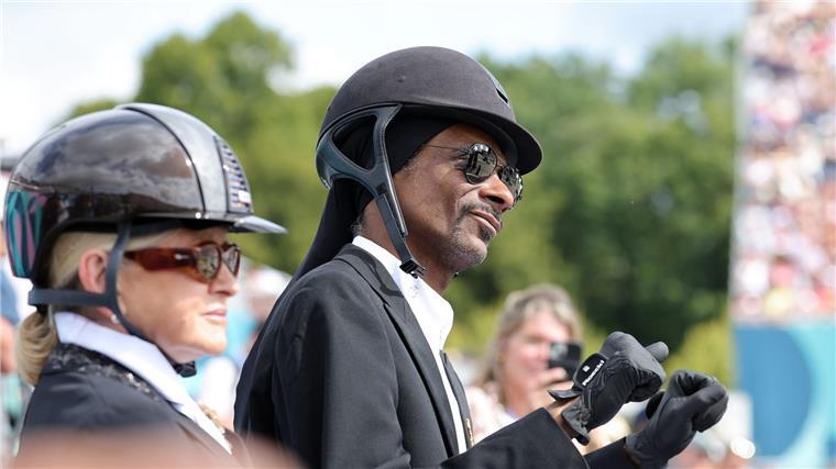 US-Musiker Snoop Dogg ist bei Olympia als eine Art Maskottchen unterwegs.