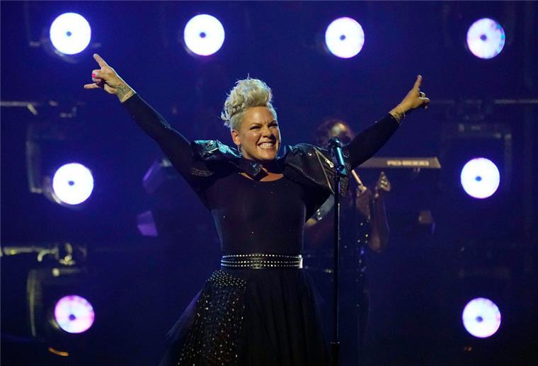 Pink, Sängerin aus den USA und Preisträgerin des Icon-Awards, tritt während der Billboard Music Awards im Microsoft Theater auf. 