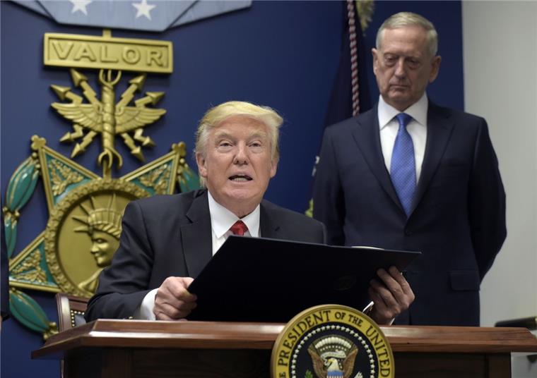 Trump verhängt Einreisebann gegen viele Muslime US Präsident Donald Trump (l) erklärt neben Verteidigungsminister James Mattis im Pentagon in Washington DC sein Exekutiv-Dekret, das er gleich unterzeichnen wird und mit dem der Zustrom von Flüchtlingen verringert werden soll. «Ich etabliere neue Prüfmechanismen, um radikale islamische Terroristen von den Vereinigten Staaten fernzuhalten», sagte Trump.