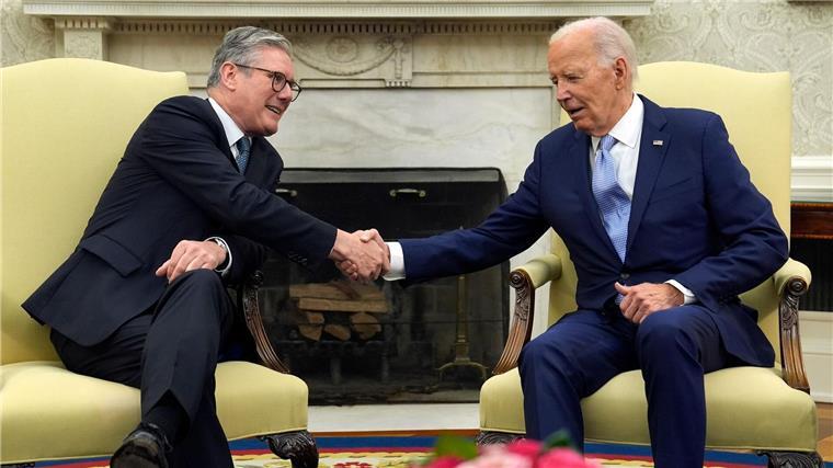 „Liegt am Premier“: Biden scherzt über EM-Finalist England US-Präsident Joe Biden (r) trifft sich mit dem britischen Premierminister Keir Starmer im Oval Office des Weißen Hauses.